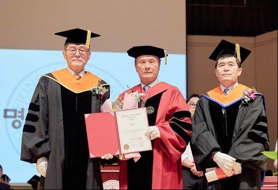 Chairman Young chan Kim of GOLFZON Newdin Group received an honorary doctorate in business administration at Sejong Universitys 81st degree conferral ceremony on August 18