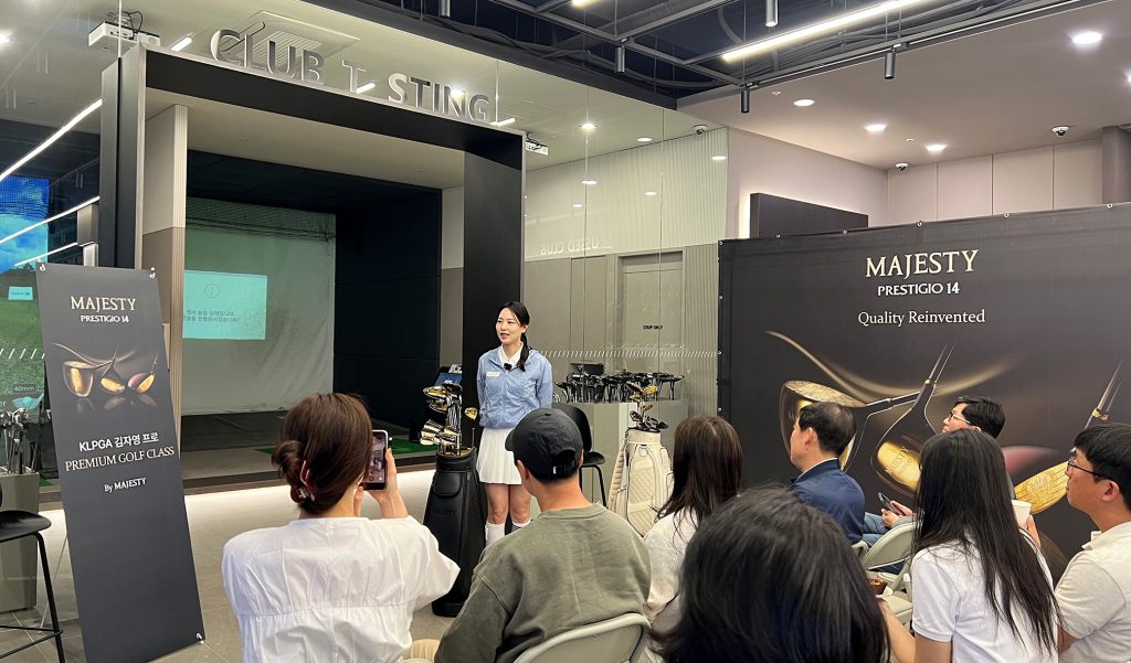 GOLFZON Market Successfully Wraps Up ‘Pro Golfer Kim Ja-young Invitational Event’ with Majesty 1 Photo 1 Pro golfer Kim Ja young gives a demonstration at the Majesty event hosted by GOLFZON Market as part of its Family Month Golf Hyo event