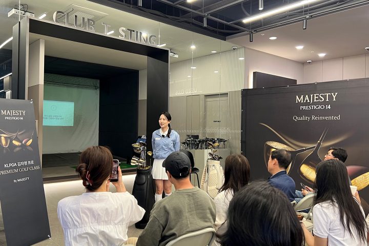 Photo 1 Pro golfer Kim Ja young gives a demonstration at the Majesty event hosted by GOLFZON Market as part of its Family Month Golf Hyo event