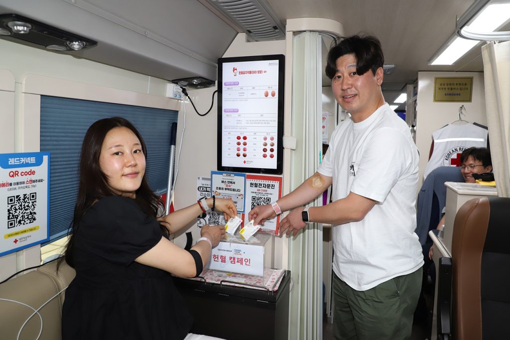 Photo 2 A GOLFZON Group employee participating in the blood donation campaign donates a blood donation certificate