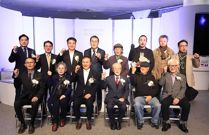 GOLFZON Foundation Exhibits Winning Works of the 5th 'Cheolhwa Buncheong Ware Becomes an Industry'… Continuing Its Commitment to Preserving and Industrializing Traditional Culture 2 Photo 2 Kim Young chan chairman of the GOLFZON Foundation and other attendees pose at the fifth Cheolhwa Buncheong Ware awards ceremony