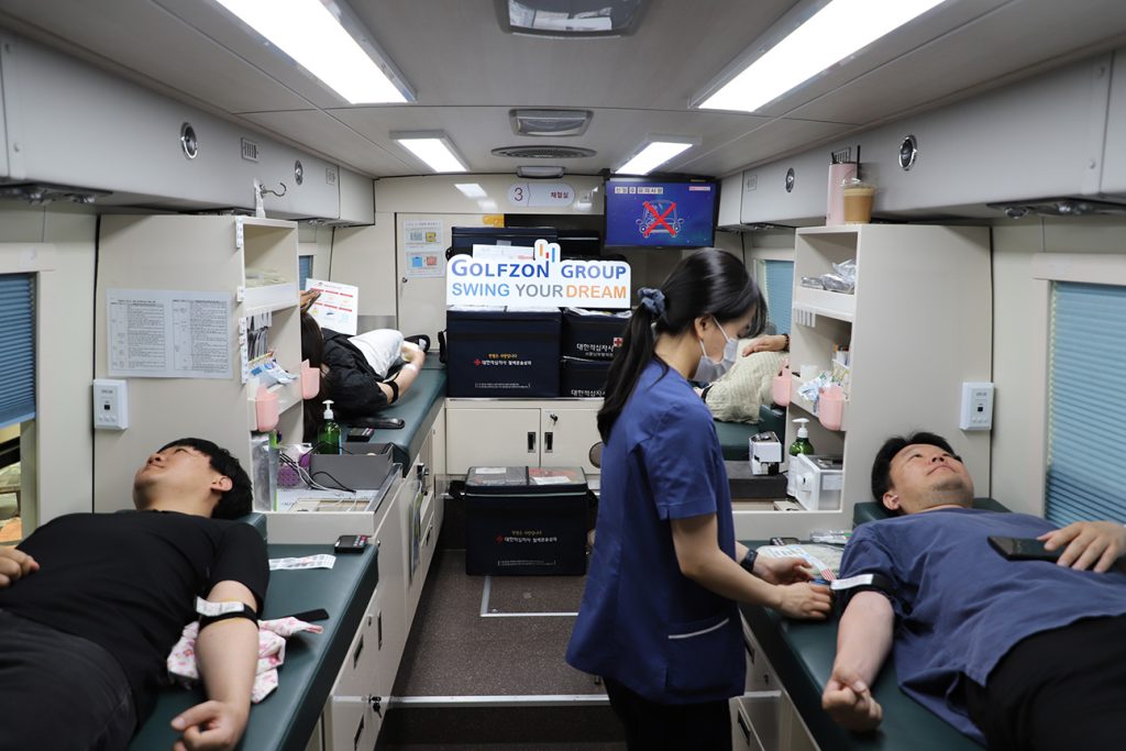 Photo 3 GOLFZON Group employees participate in the blood donation campaign