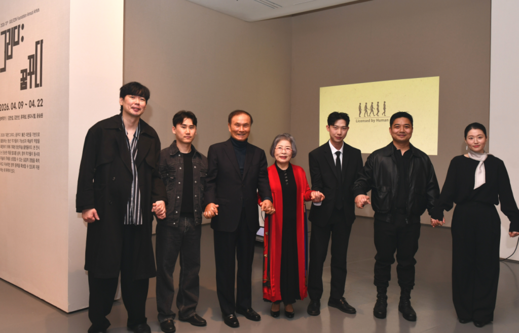 GOLFZON Foundation Hosts 13th 'Daejeon Draw, Dream' Exhibition 1 Photo Kim Young chan chairman of the GOLFZON Foundation poses with participating artists at the opening ceremony of the 13th Daejeon Draw Dream Exhibition