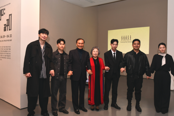 Photo Kim Young chan chairman of the GOLFZON Foundation poses with participating artists at the opening ceremony of the 13th Daejeon Draw Dream Exhibition