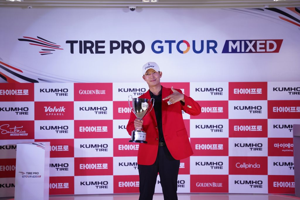 Photo 2 Ha Seung bin II poses with the winners trophy after claiming his first GTOUR victory