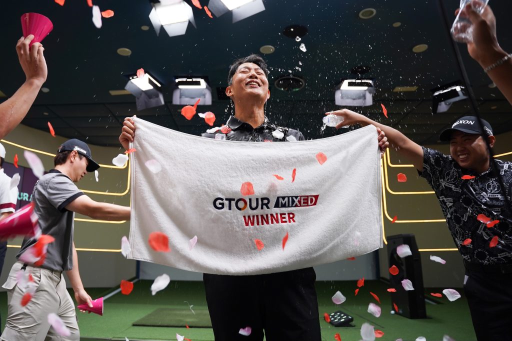 Photo 3 Ha Seung bin II celebrates his victory with fellow players