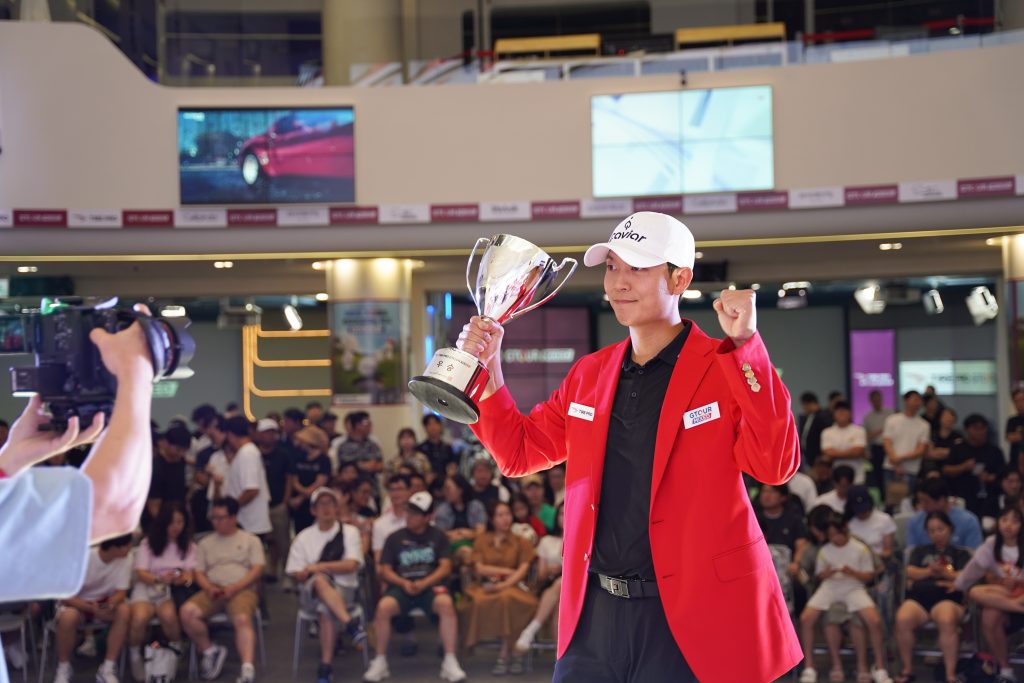 Photo 4 Ha Seung bin II poses with the championship trophy