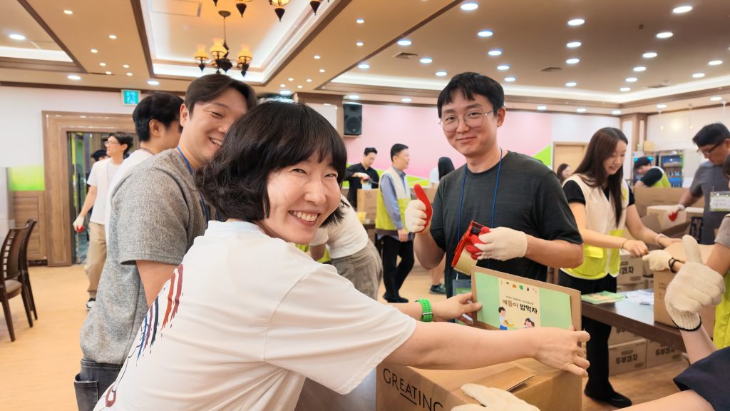 GOLFZON Reinforces ESG Commitment Through Employee-Led Environmental and Community Initiatives 3 GOLFZON employees pack meal kits as part of the companys child meal support program